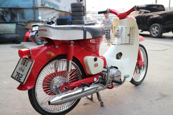 HONDA C ไฟตก เครื่องดรีม เล่มทะเบียนเครื่อง สภาพสวยๆสีสวยเครื่องฟิตมาใหม่ ขาย 25000 ไฟหน้าหลังติด ไฟเลี้ยว ไฟเกียร์ว่าง แตร ใช้งานใด้ปกติทุกระบบ