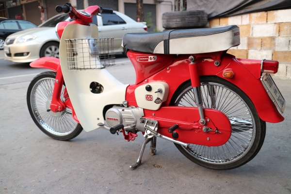 HONDA C ไฟตก เครื่องดรีม เล่มทะเบียนเครื่อง สภาพสวยๆสีสวยเครื่องฟิตมาใหม่ ขาย 25000 ไฟหน้าหลังติด ไฟเลี้ยว ไฟเกียร์ว่าง แตร ใช้งานใด้ปกติทุกระบบ