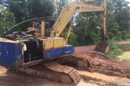 ขาย 265,000 บาท KOMATSU PC200-3 เครื่องดี ปั้มแรง โช่หนา เอวแน่น เอกสารชื้อขาย   รถอยู่ จ.นครพนม โทร&amp;ไอดีไลน์ 0610710295