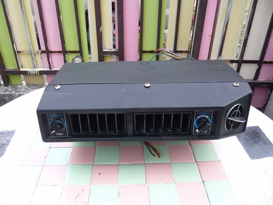 ขายตู้แอร์ฟอมูล่าหน้าปรับได้แบบส่องช่อง 1350 บาท