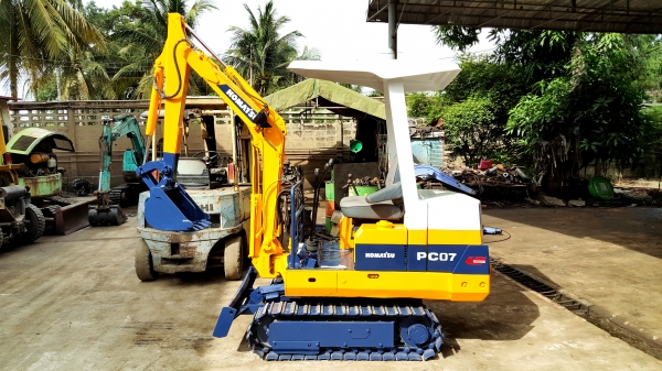 ขาย รถขุด KOMATSU รุ่น PC07  มือสองญี่ปุ่น 100\% แทรกเหล็ก สลักบูทเอว แน่น ทำงานดี ทุกระบบ สามารถ ขึ้นรถปิคอัพ ได้แน่นอน  มือถือ/LINE ID : 0818753444