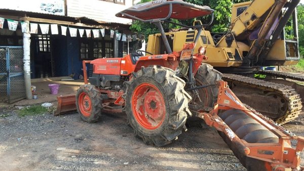 ขายรถไถ L4508  อุปกรณ์ ใบดันหน้า ผานหลัง เอกสารครบพร้อมโอน