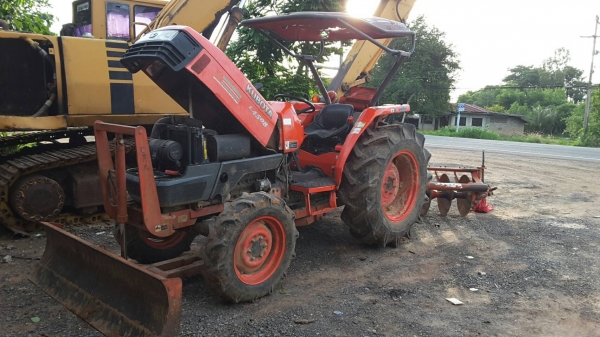 ขายรถไถ L4508  อุปกรณ์ ใบดันหน้า ผานหลัง เอกสารครบพร้อมโอน