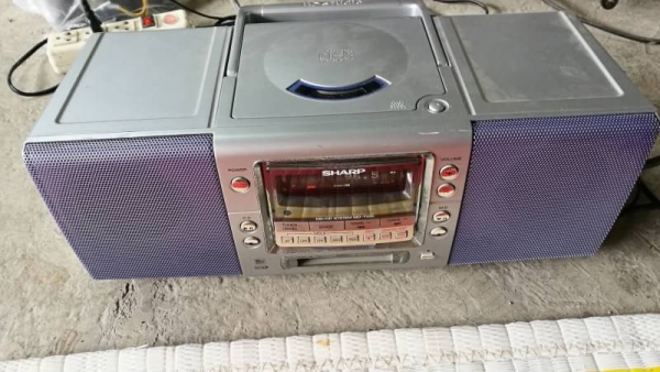 500 บ. ส่งฟรี 083-2000058  LINE ID: line832923 เครื่องเล่นเพลงยี่ห้อSHARP แบบต่อเล่น CD TUNER FM AM MD รูปทรงสวยงาม ใช้ไฟ 100V.