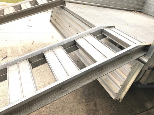 บันไดอลูมิเนียม ขึ้นรถยนต์ รถไถ รับน้ำหนักได้2ตัน  เบาสามารถ ยกคนเดี่ยวได้ครับ  ยาว2.75 เมตร กว้าง36เซนติเมตร