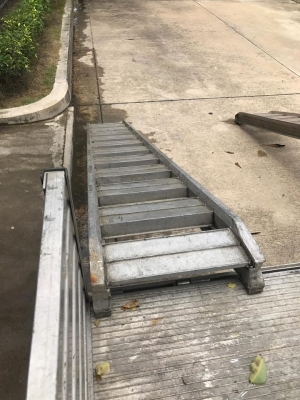 บันไดอลูมิเนียม ขึ้นรถยนต์ รถไถ รับน้ำหนักได้2ตัน  เบาสามารถ ยกคนเดี่ยวได้ครับ  ยาว2.75 เมตร กว้าง36เซนติเมตร