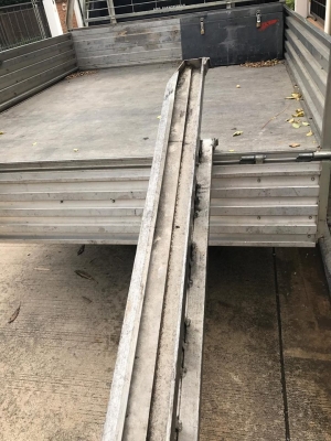 บันไดอลูมิเนียม ขึ้นรถยนต์ รถไถ รับน้ำหนักได้2ตัน  เบาสามารถ ยกคนเดี่ยวได้ครับ  ยาว2.75 เมตร กว้าง36เซนติเมตร