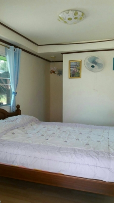 ขายบ้านพร้อมที่ดิน อ.จอมบึง จ.ราชบุรี เนื้อที่ 7 ไร่เต็ม เป็นโฉนดที่ดินติดถนนลาดยาง อยู่ห่างจากมหาวิทยาลัยราชภัฏจอมบึงประมาณ 8 ก.ม. วิ่งไปทะลุสวนผึ้งได้ มีบ้านพักอาศัยชั้นเดียว 1 หลัง ติดแอร์ทั้งสองห้องเลย และในบ้านมีเฟอร์นิเจอร์ไม้สักหลายชิ้นให้หมด และบ้