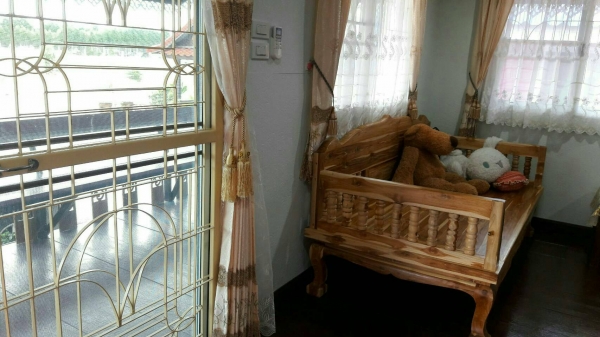 ขายบ้านพร้อมที่ดิน อ.จอมบึง จ.ราชบุรี เนื้อที่ 7 ไร่เต็ม เป็นโฉนดที่ดินติดถนนลาดยาง อยู่ห่างจากมหาวิทยาลัยราชภัฏจอมบึงประมาณ 8 ก.ม. วิ่งไปทะลุสวนผึ้งได้ มีบ้านพักอาศัยชั้นเดียว 1 หลัง ติดแอร์ทั้งสองห้องเลย และในบ้านมีเฟอร์นิเจอร์ไม้สักหลายชิ้นให้หมด และบ้