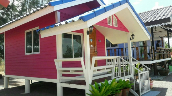 ขายบ้านพร้อมที่ดิน อ.จอมบึง จ.ราชบุรี เนื้อที่ 7 ไร่เต็ม เป็นโฉนดที่ดินติดถนนลาดยาง อยู่ห่างจากมหาวิทยาลัยราชภัฏจอมบึงประมาณ 8 ก.ม. วิ่งไปทะลุสวนผึ้งได้ มีบ้านพักอาศัยชั้นเดียว 1 หลัง ติดแอร์ทั้งสองห้องเลย และในบ้านมีเฟอร์นิเจอร์ไม้สักหลายชิ้นให้หมด และบ้