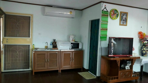 ขายบ้านพร้อมที่ดิน อ.จอมบึง จ.ราชบุรี เนื้อที่ 7 ไร่เต็ม เป็นโฉนดที่ดินติดถนนลาดยาง อยู่ห่างจากมหาวิทยาลัยราชภัฏจอมบึงประมาณ 8 ก.ม. วิ่งไปทะลุสวนผึ้งได้ มีบ้านพักอาศัยชั้นเดียว 1 หลัง ติดแอร์ทั้งสองห้องเลย และในบ้านมีเฟอร์นิเจอร์ไม้สักหลายชิ้นให้หมด และบ้