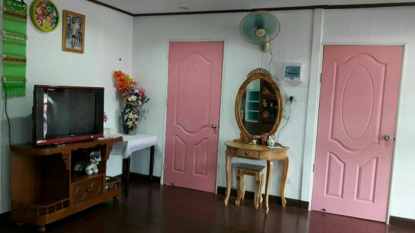 ขายบ้านพร้อมที่ดิน อ.จอมบึง จ.ราชบุรี เนื้อที่ 7 ไร่เต็ม เป็นโฉนดที่ดินติดถนนลาดยาง อยู่ห่างจากมหาวิทยาลัยราชภัฏจอมบึงประมาณ 8 ก.ม. วิ่งไปทะลุสวนผึ้งได้ มีบ้านพักอาศัยชั้นเดียว 1 หลัง ติดแอร์ทั้งสองห้องเลย และในบ้านมีเฟอร์นิเจอร์ไม้สักหลายชิ้นให้หมด และบ้