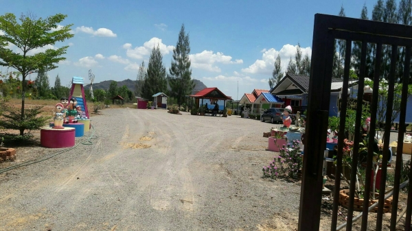 ขายบ้านพร้อมที่ดิน อ.จอมบึง จ.ราชบุรี เนื้อที่ 7 ไร่เต็ม เป็นโฉนดที่ดินติดถนนลาดยาง อยู่ห่างจากมหาวิทยาลัยราชภัฏจอมบึงประมาณ 8 ก.ม. วิ่งไปทะลุสวนผึ้งได้ มีบ้านพักอาศัยชั้นเดียว 1 หลัง ติดแอร์ทั้งสองห้องเลย และในบ้านมีเฟอร์นิเจอร์ไม้สักหลายชิ้นให้หมด และบ้