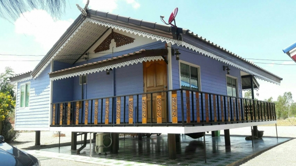 ขายบ้านพร้อมที่ดิน อ.จอมบึง จ.ราชบุรี เนื้อที่ 7 ไร่เต็ม เป็นโฉนดที่ดินติดถนนลาดยาง อยู่ห่างจากมหาวิทยาลัยราชภัฏจอมบึงประมาณ 8 ก.ม. วิ่งไปทะลุสวนผึ้งได้ มีบ้านพักอาศัยชั้นเดียว 1 หลัง ติดแอร์ทั้งสองห้องเลย และในบ้านมีเฟอร์นิเจอร์ไม้สักหลายชิ้นให้หมด และบ้