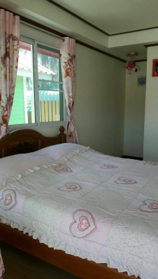 ขายบ้านพร้อมที่ดิน อ.จอมบึง จ.ราชบุรี เนื้อที่ 7 ไร่เต็ม เป็นโฉนดที่ดินติดถนนลาดยาง อยู่ห่างจากมหาวิทยาลัยราชภัฏจอมบึงประมาณ 8 ก.ม. วิ่งไปทะลุสวนผึ้งได้ มีบ้านพักอาศัยชั้นเดียว 1 หลัง ติดแอร์ทั้งสองห้องเลย และในบ้านมีเฟอร์นิเจอร์ไม้สักหลายชิ้นให้หมด และบ้