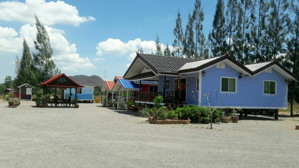 ขายบ้านพร้อมที่ดิน อ.จอมบึง จ.ราชบุรี เนื้อที่ 7 ไร่เต็ม เป็นโฉนดที่ดินติดถนนลาดยาง อยู่ห่างจากมหาวิทยาลัยราชภัฏจอมบึงประมาณ 8 ก.ม. วิ่งไปทะลุสวนผึ้งได้ มีบ้านพักอาศัยชั้นเดียว 1 หลัง ติดแอร์ทั้งสองห้องเลย และในบ้านมีเฟอร์นิเจอร์ไม้สักหลายชิ้นให้หมด และบ้