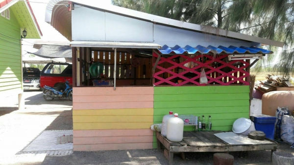 ขายบ้านพร้อมที่ดิน อ.จอมบึง จ.ราชบุรี เนื้อที่ 7 ไร่เต็ม เป็นโฉนดที่ดินติดถนนลาดยาง อยู่ห่างจากมหาวิทยาลัยราชภัฏจอมบึงประมาณ 8 ก.ม. วิ่งไปทะลุสวนผึ้งได้ มีบ้านพักอาศัยชั้นเดียว 1 หลัง ติดแอร์ทั้งสองห้องเลย และในบ้านมีเฟอร์นิเจอร์ไม้สักหลายชิ้นให้หมด และบ้