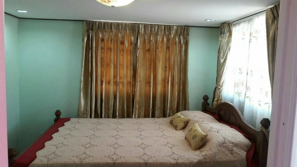 ขายบ้านพร้อมที่ดิน อ.จอมบึง จ.ราชบุรี เนื้อที่ 7 ไร่เต็ม เป็นโฉนดที่ดินติดถนนลาดยาง อยู่ห่างจากมหาวิทยาลัยราชภัฏจอมบึงประมาณ 8 ก.ม. วิ่งไปทะลุสวนผึ้งได้ มีบ้านพักอาศัยชั้นเดียว 1 หลัง ติดแอร์ทั้งสองห้องเลย และในบ้านมีเฟอร์นิเจอร์ไม้สักหลายชิ้นให้หมด และบ้