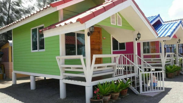 ขายบ้านพร้อมที่ดิน อ.จอมบึง จ.ราชบุรี เนื้อที่ 7 ไร่เต็ม เป็นโฉนดที่ดินติดถนนลาดยาง อยู่ห่างจากมหาวิทยาลัยราชภัฏจอมบึงประมาณ 8 ก.ม. วิ่งไปทะลุสวนผึ้งได้ มีบ้านพักอาศัยชั้นเดียว 1 หลัง ติดแอร์ทั้งสองห้องเลย และในบ้านมีเฟอร์นิเจอร์ไม้สักหลายชิ้นให้หมด และบ้