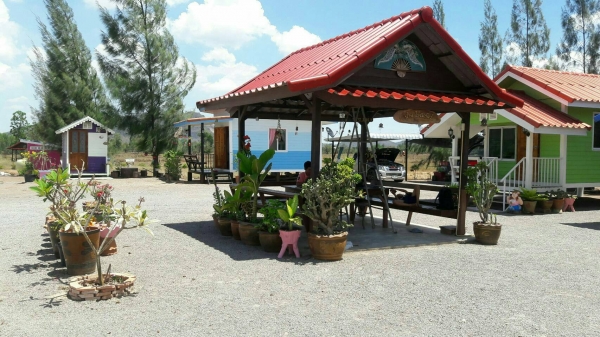 ขายบ้านพร้อมที่ดิน อ.จอมบึง จ.ราชบุรี เนื้อที่ 7 ไร่เต็ม เป็นโฉนดที่ดินติดถนนลาดยาง อยู่ห่างจากมหาวิทยาลัยราชภัฏจอมบึงประมาณ 8 ก.ม. วิ่งไปทะลุสวนผึ้งได้ มีบ้านพักอาศัยชั้นเดียว 1 หลัง ติดแอร์ทั้งสองห้องเลย และในบ้านมีเฟอร์นิเจอร์ไม้สักหลายชิ้นให้หมด และบ้