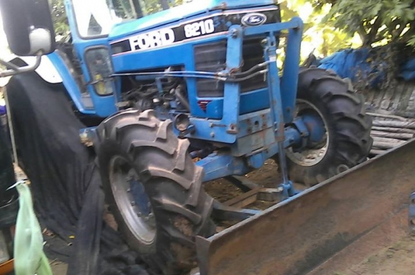 ขายตามสภาพ รถไถฟอดร์ 8210 โฟวิน พร้อมทะเบียน ขายตามสภาพ รถไถฟอดร์ 8210 โฟวิน พร้อมทะเบียน