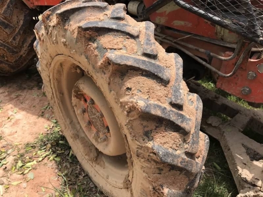 ขาย 295,000 บาท KUBOTA M7040 ปี 51 เครื่องดี เกียร์ดี (ไฟตาแตกหมด). - ( ใบมีดดันหน้า -ผาน 7 ตราช้าง ) เอกสารเล่ทะเบียนพร้อมโอน)  รถอยู่ จ.ยโสธร โทร&amp;ไอดีไลน์ 0610710295