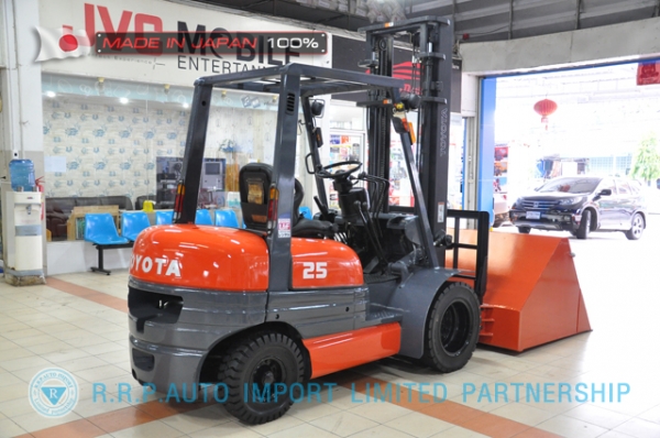 ขายรถโฟล์คลิฟท์มือสอง  TOYOTA รุ่น 6FD25-40951 นำเข้าจากประเทศญี่ปุ่น 100\% ไม่เคยใช้งานในไทย