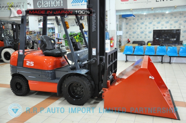 ขายรถโฟล์คลิฟท์มือสอง  TOYOTA รุ่น 6FD25-40951 นำเข้าจากประเทศญี่ปุ่น 100\% ไม่เคยใช้งานในไทย