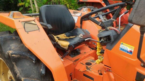 สามย่านแทรคเตอร์  ขายรถไถ KUBOTA L1-26 รถไร่ พวงมาลัยพาวเวอร์  สภาพสวยๆ เดิมๆ เครื่องแน่น เกียร์ดี ไฮดรอลิกดี ราคา 90,000 มีรถขนส่งบริการ ร้านสามย่านแทรคเตอร์ อ.แกลง จ.ระยอง 0897489639,0818618678,0899347475 id line=0897489639 id line=0818618678 id line=08