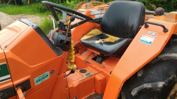 สามย่านแทรคเตอร์  ขายรถไถ KUBOTA L1-26 รถไร่ พวงมาลัยพาวเวอร์  สภาพสวยๆ เดิมๆ เครื่องแน่น เกียร์ดี ไฮดรอลิกดี ราคา 90,000 มีรถขนส่งบริการ ร้านสามย่านแทรคเตอร์ อ.แกลง จ.ระยอง 0897489639,0818618678,0899347475 id line=0897489639 id line=0818618678 id line=08