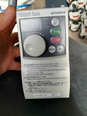 1200 บ. ส่งฟรี083-2000058  LINE ID: line832923 อินเวอร์เตอร์ควบคุมความเร็วมอเตอร์ ยี่ห้อ MITSUBISHI FREQROL -S500 ขานด 400 W. (มีแค่ 10 ตัว )