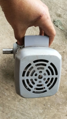 1500 บ. ส่งฟรี083-2000058  LINE ID: line832923 มอเตอร์เกียร์ทดรอบ ยี่ห้อ MITSUBISHI ขนาดกำลัง 200 W. แบบเพลาออกด้านข้างขนาดเพลาขับโต 25 mm. มีอัตราทด1:20และ 1:30 พร้อมต่อใช้ไฟบ้าน 220 V.ได้เลย (มีแค่ 25 ตัว)