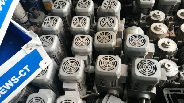 1500 บ. ส่งฟรี083-2000058  LINE ID: line832923 มอเตอร์เกียร์ทดรอบ ยี่ห้อ MITSUBISHI ขนาดกำลัง 200 W. แบบเพลาออกด้านข้างขนาดเพลาขับโต 25 mm. มีอัตราทด1:20และ 1:30 พร้อมต่อใช้ไฟบ้าน 220 V.ได้เลย (มีแค่ 25 ตัว)