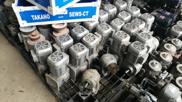 1500 บ. ส่งฟรี083-2000058  LINE ID: line832923 มอเตอร์เกียร์ทดรอบ ยี่ห้อ MITSUBISHI ขนาดกำลัง 200 W. แบบเพลาออกด้านข้างขนาดเพลาขับโต 25 mm. มีอัตราทด1:20และ 1:30 พร้อมต่อใช้ไฟบ้าน 220 V.ได้เลย (มีแค่ 25 ตัว)