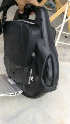 5,000 บ. ส่งฟรี083-2000058  LINE ID: line832923 MONOWHEEL โมโนวิล ยานพาหนะล้อ เล่นง่ายมีระบบช่วยทรงตัว วิ่งได้ไกล25 -30 Km. พร้อมแท่นชาร์ท