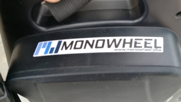 5,000 บ. ส่งฟรี083-2000058  LINE ID: line832923 MONOWHEEL โมโนวิล ยานพาหนะล้อ เล่นง่ายมีระบบช่วยทรงตัว วิ่งได้ไกล25 -30 Km. พร้อมแท่นชาร์ท