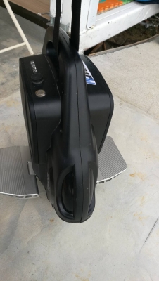 5,000 บ. ส่งฟรี083-2000058  LINE ID: line832923 MONOWHEEL โมโนวิล ยานพาหนะล้อ เล่นง่ายมีระบบช่วยทรงตัว วิ่งได้ไกล25 -30 Km. พร้อมแท่นชาร์ท