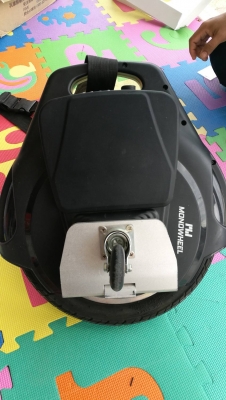5,000 บ. ส่งฟรี083-2000058  LINE ID: line832923 MONOWHEEL โมโนวิล ยานพาหนะล้อ เล่นง่ายมีระบบช่วยทรงตัว วิ่งได้ไกล25 -30 Km. พร้อมแท่นชาร์ท