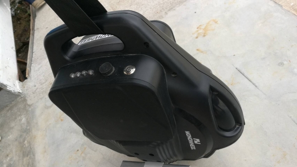 5,000 บ. ส่งฟรี083-2000058  LINE ID: line832923 MONOWHEEL โมโนวิล ยานพาหนะล้อ เล่นง่ายมีระบบช่วยทรงตัว วิ่งได้ไกล25 -30 Km. พร้อมแท่นชาร์ท