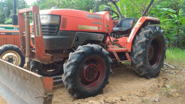 สามย่านแทรคเตอร์ ขายรถไถ KUBOTA L4508 พร้อมดันหน้า เครื่องดี เกียร์ดี ราคา 175,000 มีรถขนส่งบริการ ร้านสามย่านแทรคเตอร์ อ.แกลง จ.ระยอง 0897489639,0818618678,0899347475 id line=0897489639 id line=0818618678 id line=0899347475 สามย่านแทรคเตอร์ ขายรถไถ KUBOTA L4508 พร้อมดันหน้า เครื่องดี เกียร์ดี ราคา 175,000 มีรถขนส่งบริการ ร้านสามย่านแทรคเตอร์ อ.แกลง จ.ระยอง 0897489639,0818618678,0899347475 id line=0897489639 id line=0818618678 id line=0899347475