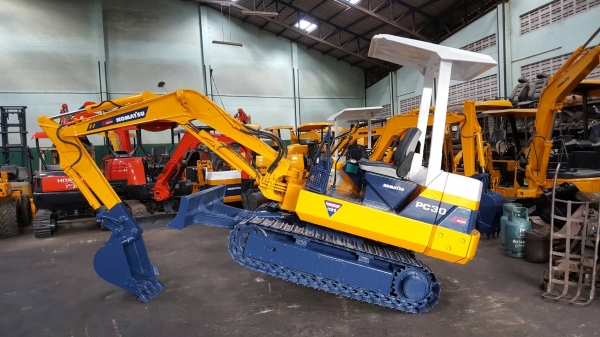 ขาย รถขุด KOMATSU รุ่น PC30-6- มือสองญี่ปุ่น แทรกเหล็ก สลักบูม เอวแน่น 100\% แรงดี ทุกระบบ มือถือ/LINE ID : 0818753444
