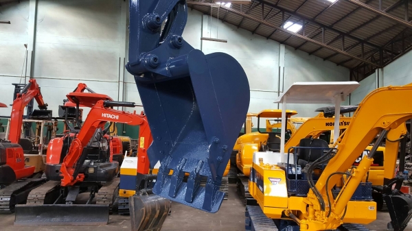 ขาย รถขุด KOMATSU รุ่น PC30-6- มือสองญี่ปุ่น แทรกเหล็ก สลักบูม เอวแน่น 100\% แรงดี ทุกระบบ มือถือ/LINE ID : 0818753444