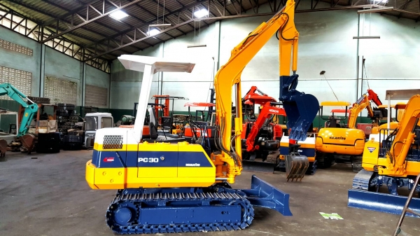 ขาย รถขุด KOMATSU รุ่น PC30-6- มือสองญี่ปุ่น แทรกเหล็ก สลักบูม เอวแน่น 100\% แรงดี ทุกระบบ มือถือ/LINE ID : 0818753444