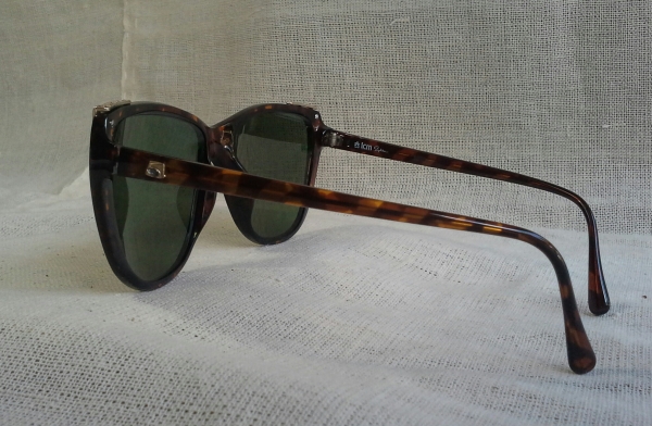 แว่นตาอ็อพทิล 'นอส - มือหนึ่ง' โมเดลแคทอายส์ที่ 'เท่' และ 'คลาสสิค' ที่สุดในโลก Vintage SAPHIRA handmade in Germany บิ๊กไซซ์! แว่นตาอ็อพทิล 'นอส - มือหนึ่ง' โมเดลแคทอายส์ที่ 'เท่' และ 'คลาสสิค' ที่สุดในโลก Vintage SAPHIRA handmade in Germany บิ๊กไซซ์!