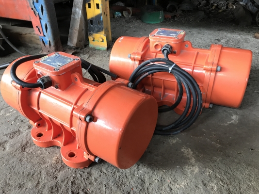 ขายมอเตอร์สั่น-เขย่า Oli 1HP. 380V สภาพสวยมากเดิมๆ วิ่งนิ่ม สั่นแรง พร้อมใช้งาน มี 2ตัวครับ ขายมอเตอร์สั่น-เขย่า Oli 1HP. 380V สภาพสวยมากเดิมๆ วิ่งนิ่ม สั่นแรง พร้อมใช้งาน มี 2ตัวครับ