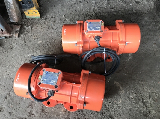 ขายมอเตอร์สั่น-เขย่า Oli 1HP. 380V สภาพสวยมากเดิมๆ วิ่งนิ่ม สั่นแรง พร้อมใช้งาน มี 2ตัวครับ ขายมอเตอร์สั่น-เขย่า Oli 1HP. 380V สภาพสวยมากเดิมๆ วิ่งนิ่ม สั่นแรง พร้อมใช้งาน มี 2ตัวครับ