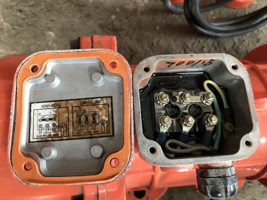 ขายมอเตอร์สั่น-เขย่า Oli 1HP. 380V สภาพสวยมากเดิมๆ วิ่งนิ่ม สั่นแรง พร้อมใช้งาน มี 2ตัวครับ ขายมอเตอร์สั่น-เขย่า Oli 1HP. 380V สภาพสวยมากเดิมๆ วิ่งนิ่ม สั่นแรง พร้อมใช้งาน มี 2ตัวครับ