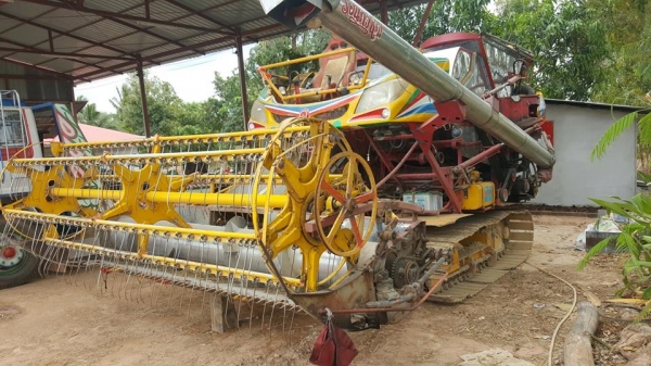 ขายรถเกี่ยวข้าวไอ้หนุ่มไวไฟ ปี53ช่วงล่าง12เครื่องJO8C 260เทอร์โบว์ สภาพพร้อมใช้งาน