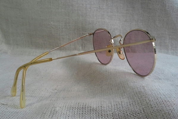 แว่นตาอัลก้าผู้ยิ่งใหญ่ หยดน้ำเล็ก จอห์น เลนนอน 'คนหน้าเล็ก หัวใจโต!' Vintage ALGHA handmade in England แว่นตาอัลก้าผู้ยิ่งใหญ่ หยดน้ำเล็ก จอห์น เลนนอน 'คนหน้าเล็ก หัวใจโต!' Vintage ALGHA handmade in England