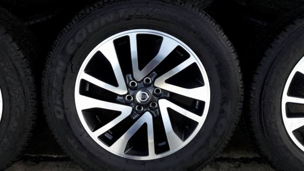 ขายล้อแม็กป้ายแดงถอดที่ศูนย์ navara calibre 18&quot; ยางปี18  สนใจติดต่อร้าน ก.เจริญการยางครับ 081-3747940